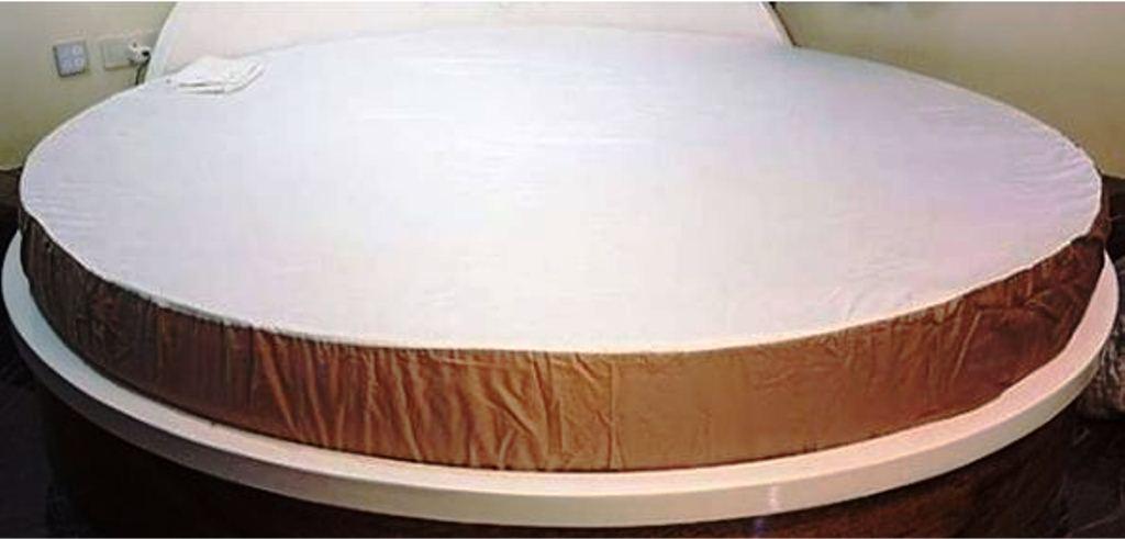 Trying to fit a square bedsheet on a round bed? - Trance Home Linen